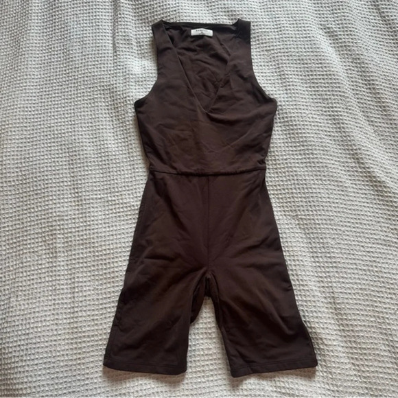 Babaton Aritzia Contour V-Neck Romper brown size XS spring 2023 collection - Picture 7 of 12